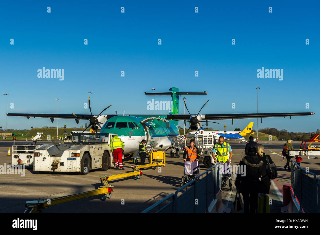 Aer Lingus ATR 72-600 Registrierung EI-FNA betrieben von Stobart Luft sitzt auf dem Vorfeld in Birmingham (BHX), Cork (ORK) in Irland flugbereit. Stockfoto