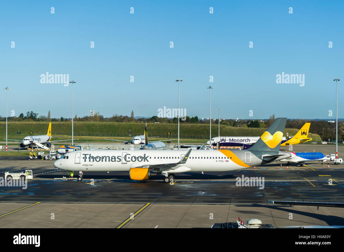 Airbus A321, Registrierung G-TCDJ betrieben von Thomas Cook, bereitet auf den Laufsteg für Take off Taxi am Flughafen Birmingham, Vereinigtes Königreich. Stockfoto