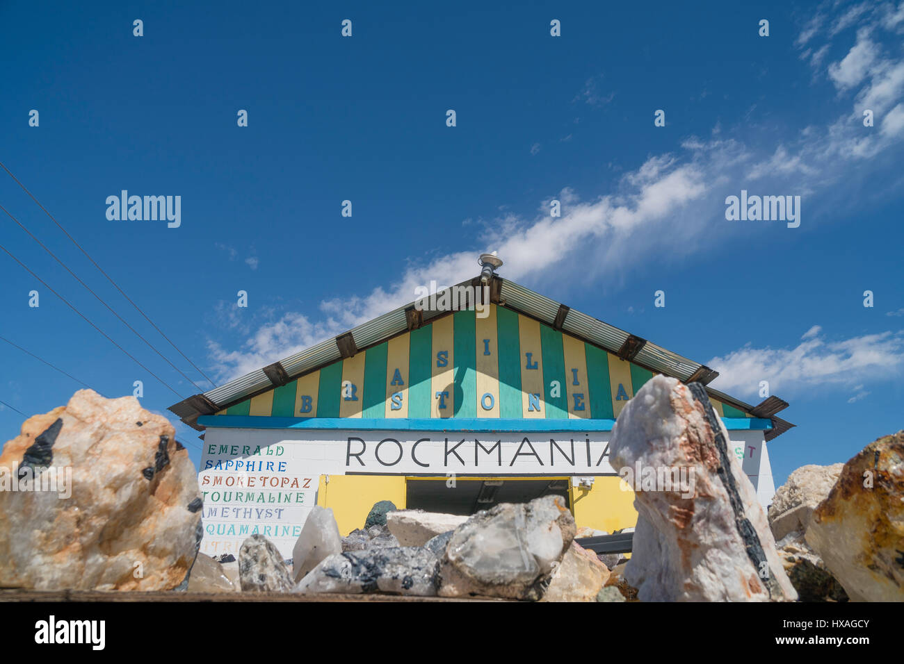 Rockmania In Quartzsite Arizona Ist Ein Anbieter Von Exotischen Gesteinen Und Mineralien Das Hauptgebaude Ist Im Hintergrund Und Einige Von Den Felsen Zu Verkaufen Sind Ich Stockfotografie Alamy