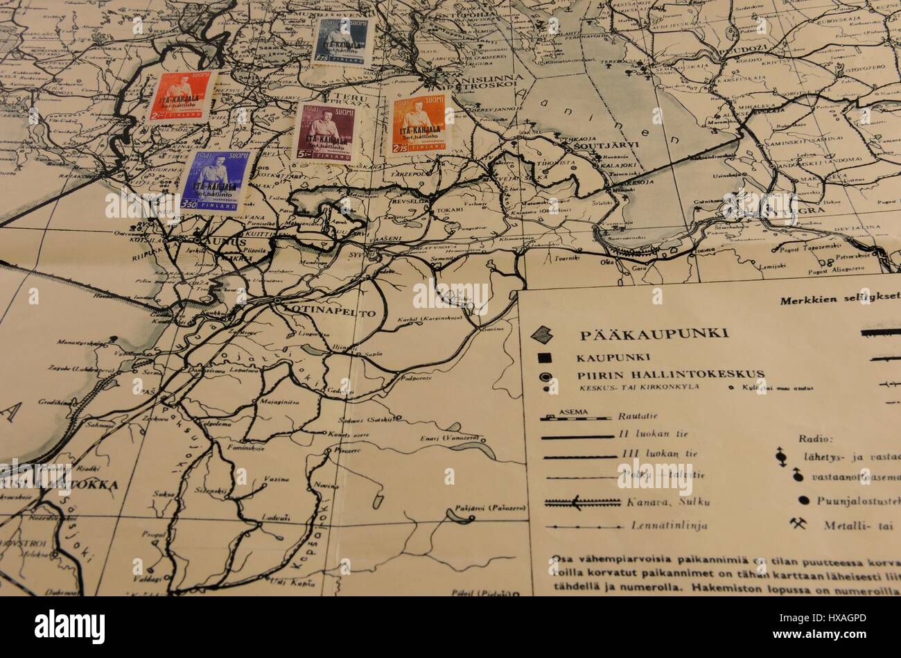 Der Ost-Karelien wurde von Finnland während des Contination Krieges, 1941-1944 besetzt.  Die militärischen Behörden ausgegebenen Briefmarken überdruckt ' ITÄ - / KAR Stockfoto