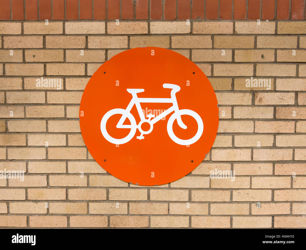 Eine orange farbigen Schild mit einem weißen Fahrrad ein Fahrrad Parkplatz angibt Stockfoto