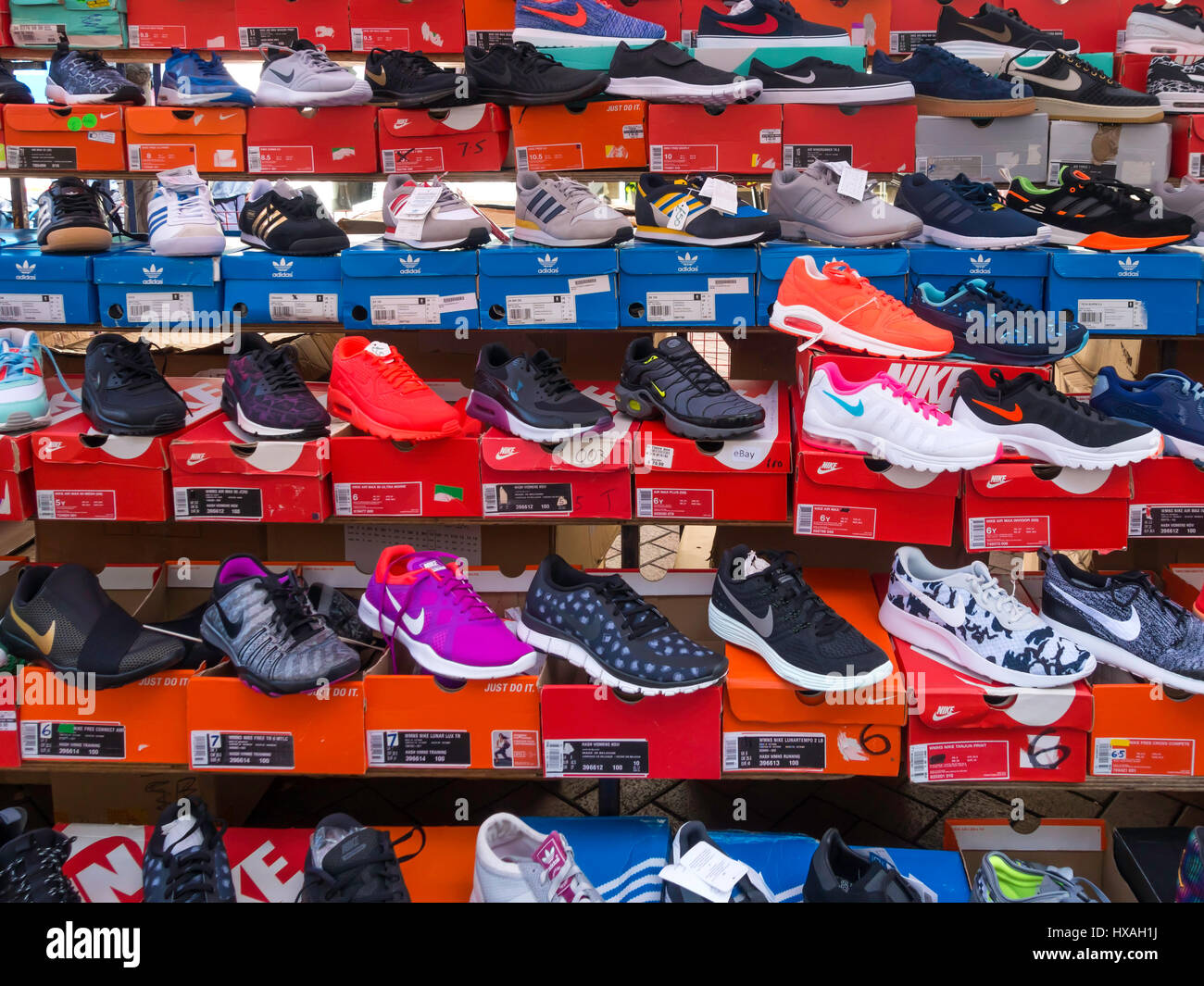 Eine Anzeige von Nike Marke Trainer für Verkauf auf einem Flohmarkt-Stall. Stockfoto