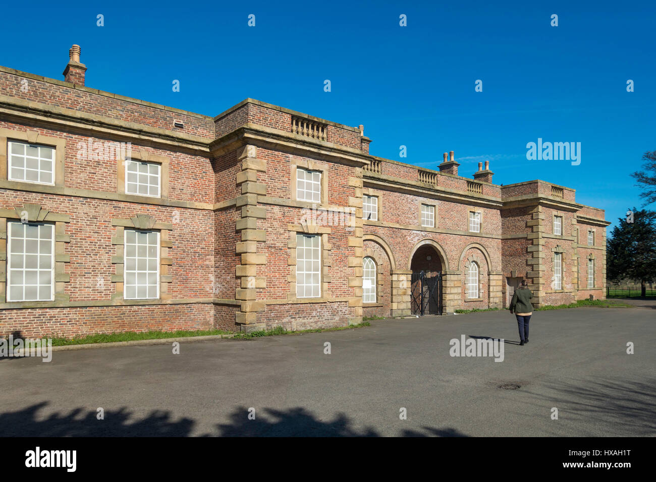 Stillgelegten Grade 2 aufgeführten Stallungen warten auf Sanierung auf dem Gelände des ehemaligen Kirkleatham Hall, Redcar Cleveland North Yorkshire Stockfoto