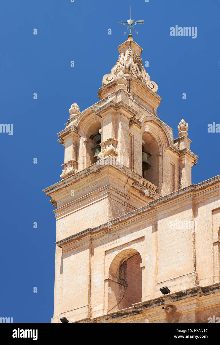 Der Blick auf die Glocke Turm von St. Pauls Cathedral - eine römisch-katholische Kathedrale in der Stadt Mdina, Malta Stockfoto