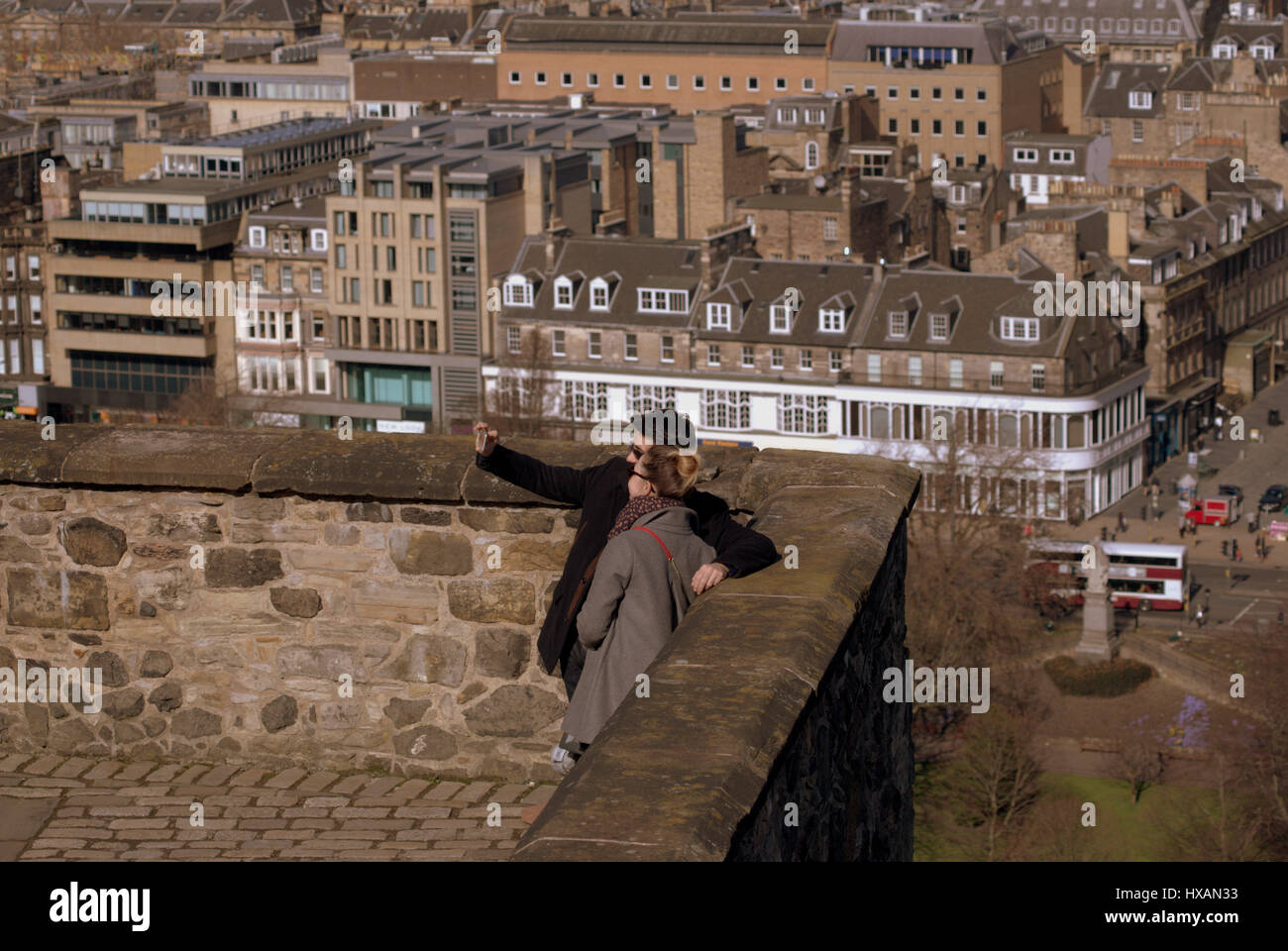 Edinburgh Castle innere Stadtmauer Massen von Touristen genießen Selfie Selfies Sellfys Mobiltelefone Burgmauern erkunden Stockfoto