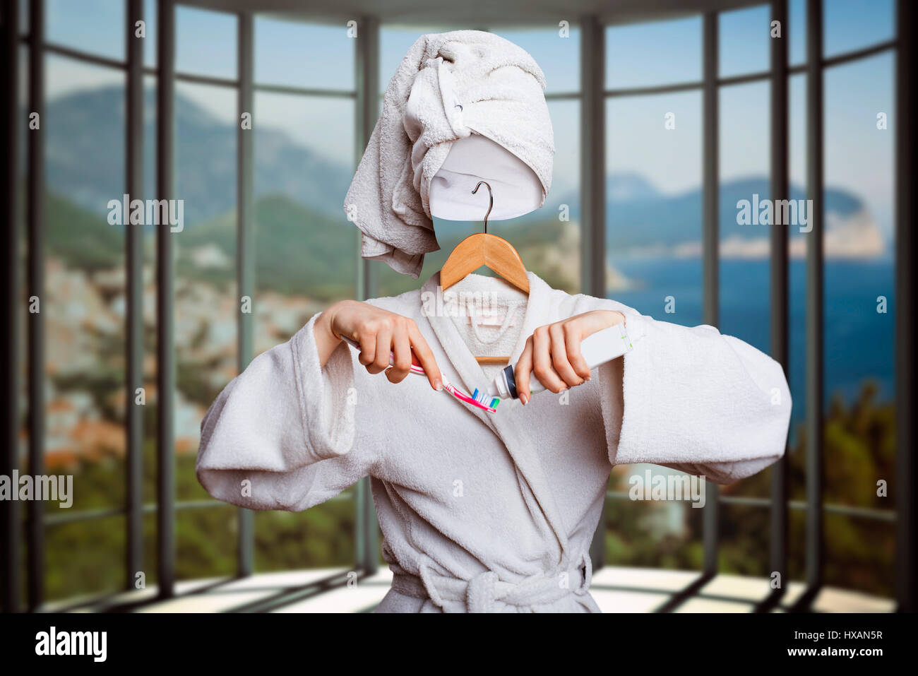 Frau mit unsichtbaren Gesicht in Bademantel und Aufhänger zu und Zahnpasta  in den Händen, Küste im Hintergrund zu halten. Persönliche Hygiene Werbung  oder mark Stockfotografie - Alamy
