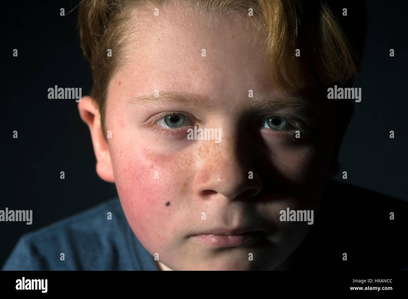 Schwarzhaarige Junge Ingwer Stockfoto