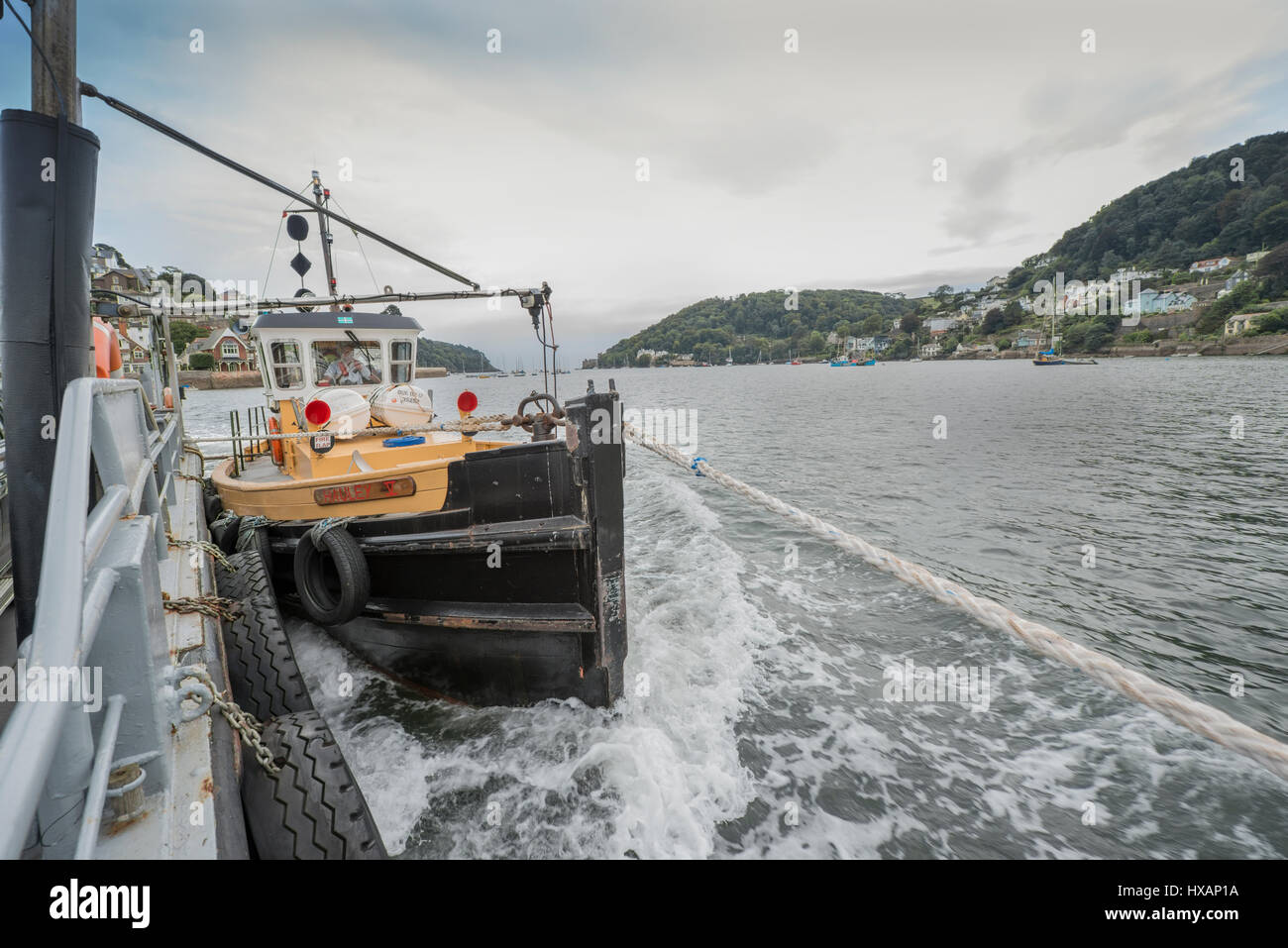 Schlepper-Hauley, die den Auto Fähre Ponton zwischen Kingswear und Dartmouth über den Fluss Dart zieht. Stockfoto