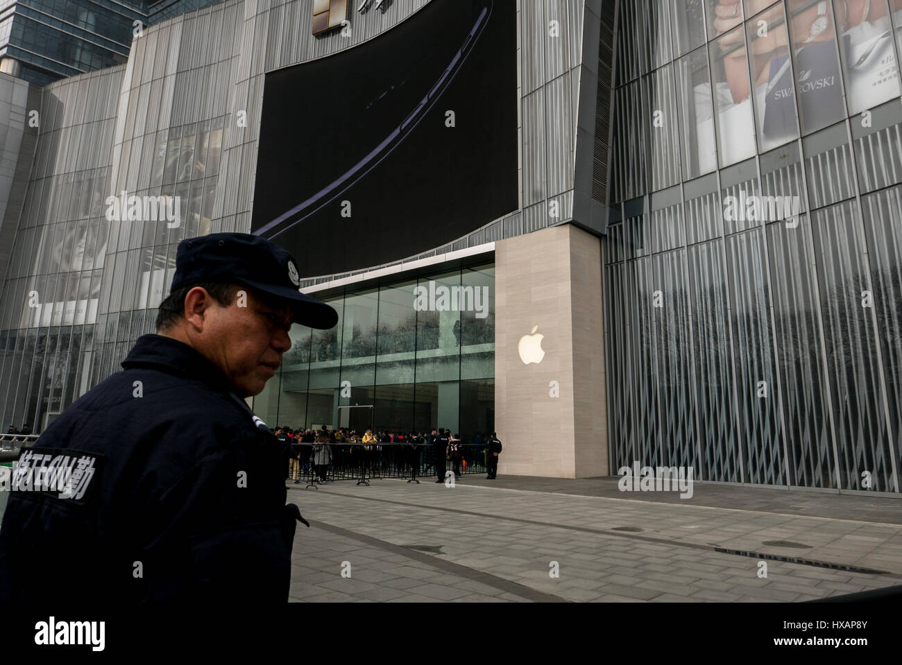 Mitarbeiter vor einem neuen Apple Store zu schützen Stockfoto
