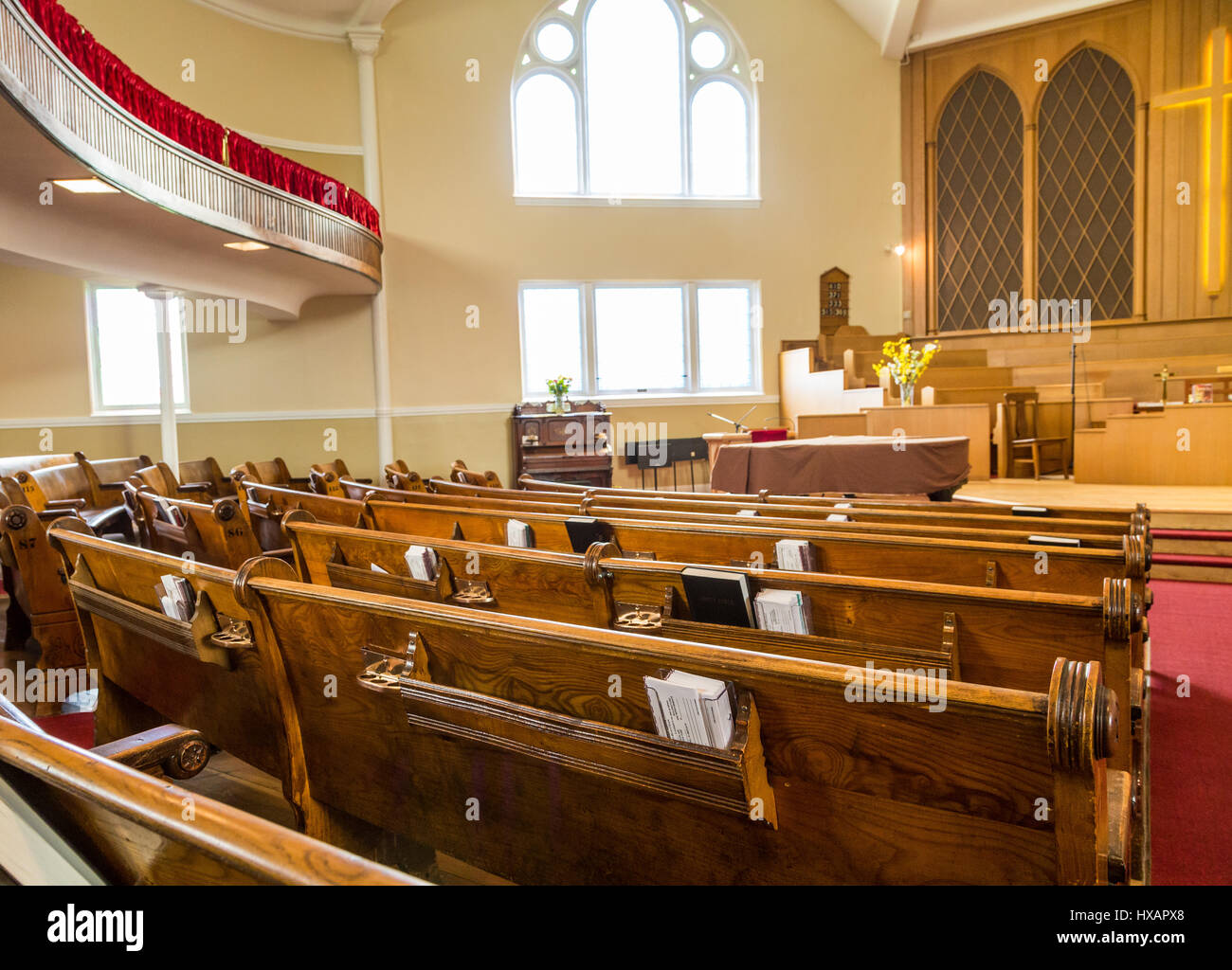 Hölzerne Bänke in einer kleinen Kirche in Kanada Stockfoto