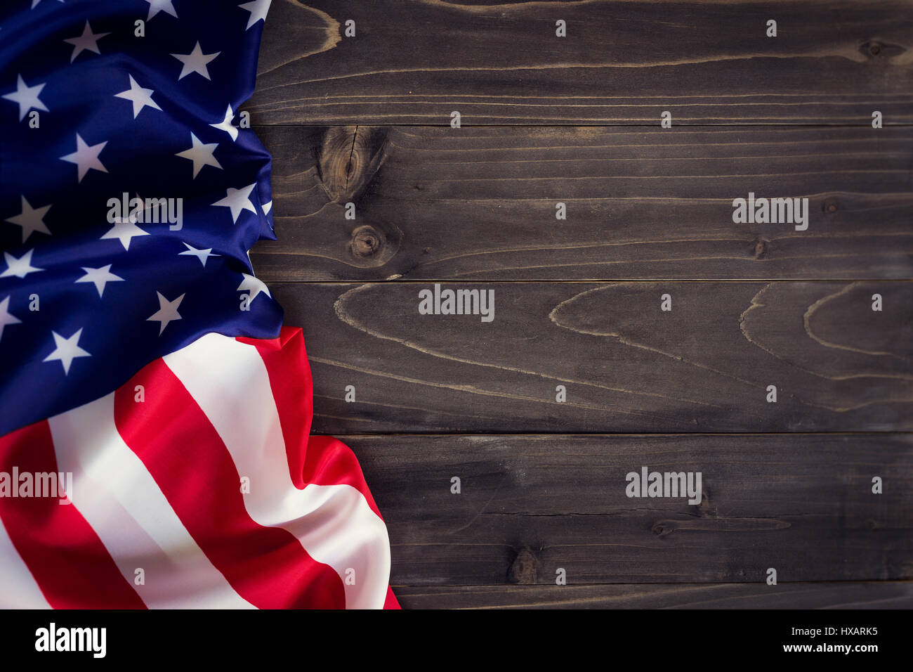 USA-Flagge auf Holzwand Hintergrund und Textur mit Raum Stockfoto