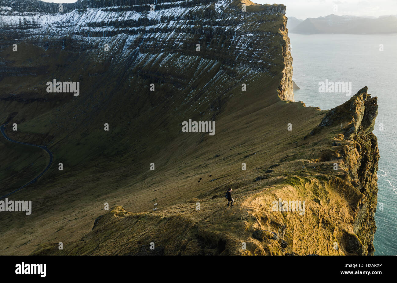 Hohen Klippen an der Nordküste der Insel Kalsoy. Färöer Inseln Stockfoto