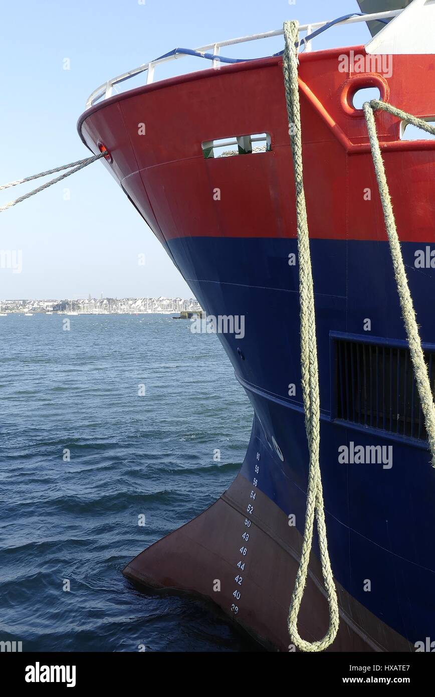 Nahaufnahme eines modernen Fischerboot Bogen mit Plimsoll Linienmarkierung Stockfoto