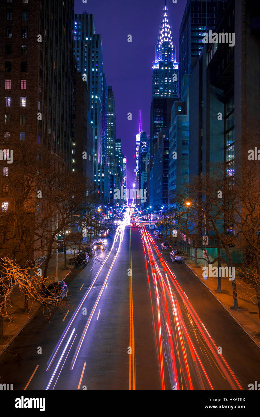 USA. New York City. Nachtbeleuchtung und Verkehr auf der 42nd street Stockfoto