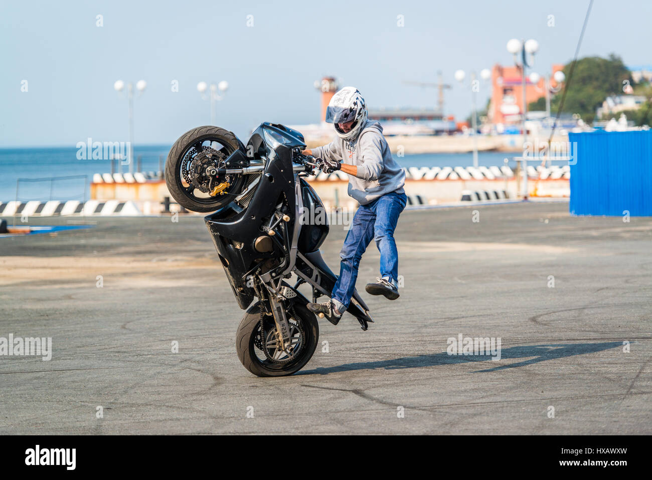 WLADIWOSTOK, Russland - 5. Oktober 2013: Motorrad Stuntfahrer erklingt in einem lokalen Motorrad-Show. Stockfoto