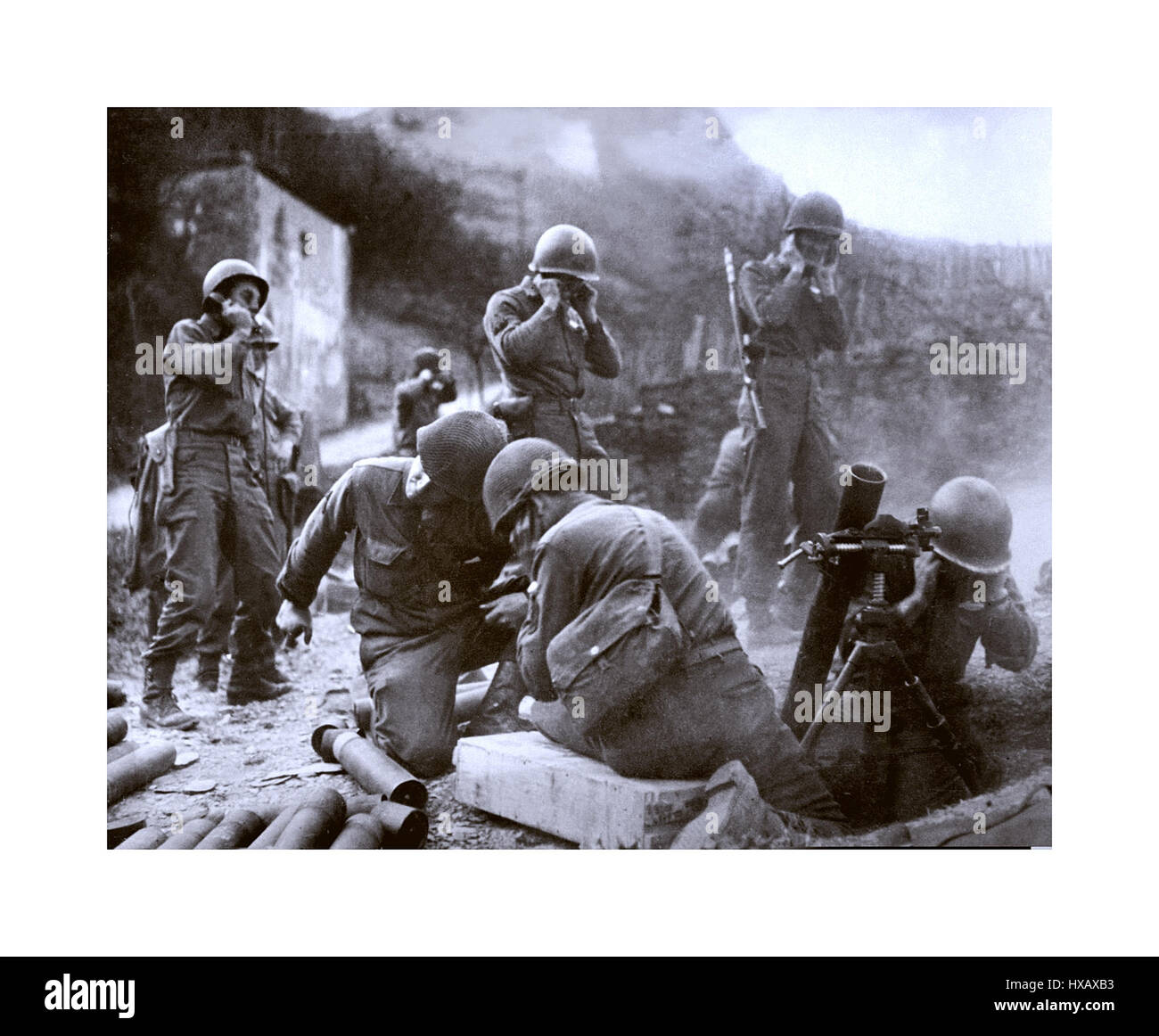 Der 1940er Jahrgang WW2 B&W getonten Bild eines amerikanischen Mörtel crew angreifenden deutschen Positionen auf dem Rhein im Zweiten Weltkrieg 1945 11. Stockfoto