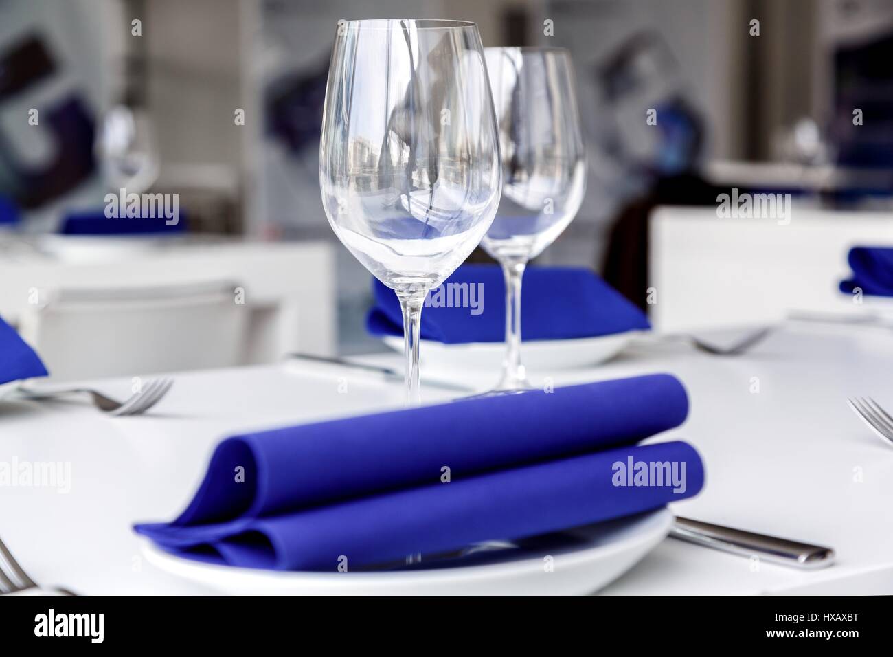 Eleganter Tisch für Esszimmer einrichten Stockfoto