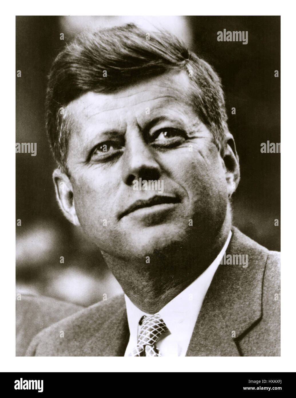 Präsident John F. Kennedy Sept 1961 informellen Kopf und Schulter b&w Portrait außen im Freien. Stockfoto