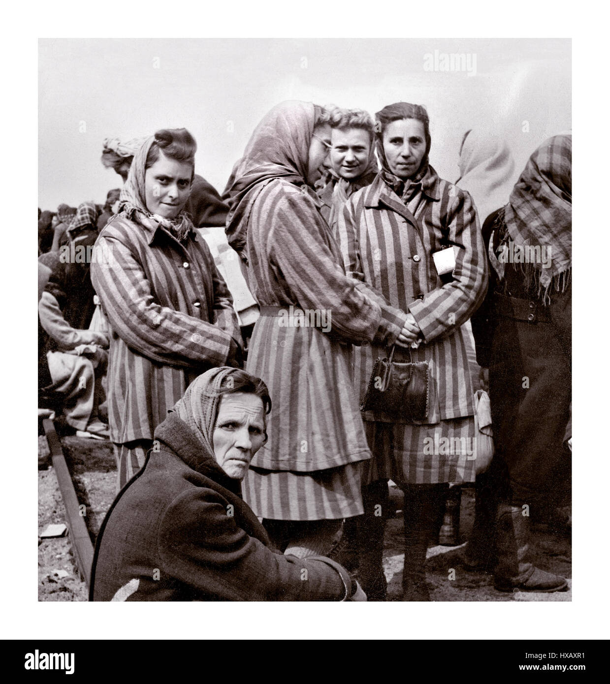 RAVENSBRÜCK Gefangene Frauen in gestreifter Lageruniform des Konzentrations- und Vernichtungslagers Ravensbrück, das WW2 von Nazi-Deutschland geführt wurde und gerade 1945 von der Roten Armee befreit wurde. Das ausschließlich weibliche Gefangenenlager befand sich 90 km nördlich von Berlin…Nazi-Deutschland Zweiten Weltkrieg Stockfoto