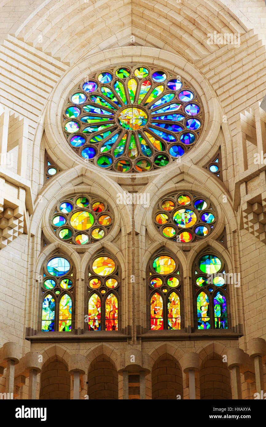 Glasfenster in Gaudis La Sagrada Familia, Barcelona, Katalonien, Spanien. Stockfoto