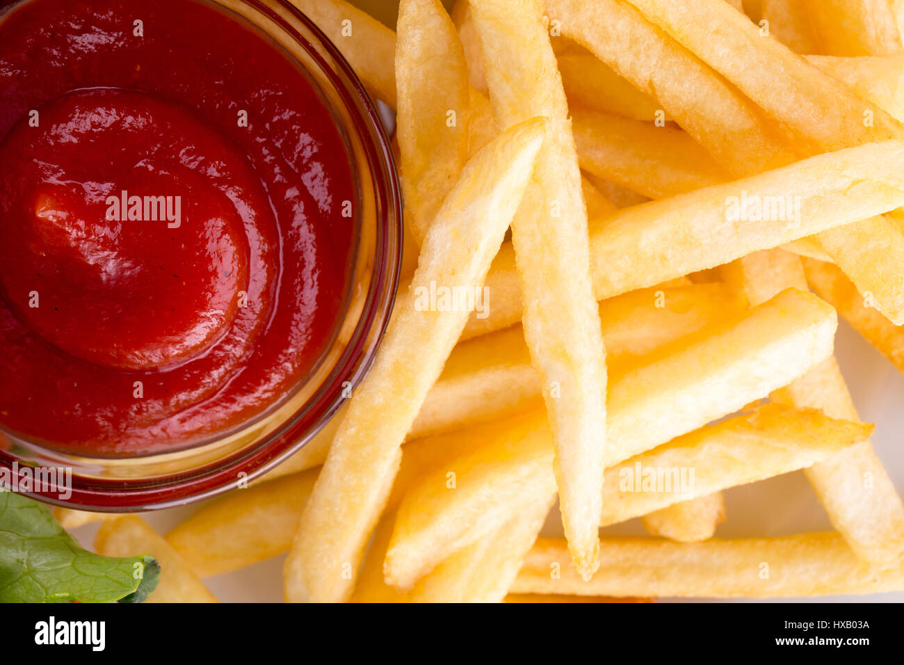 Nahaufnahme von Pommes Frites mit Ketchup. Stockfoto