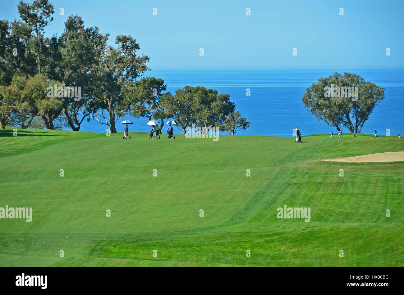 Golfplatz mit Meer im Hintergrund Stockfoto