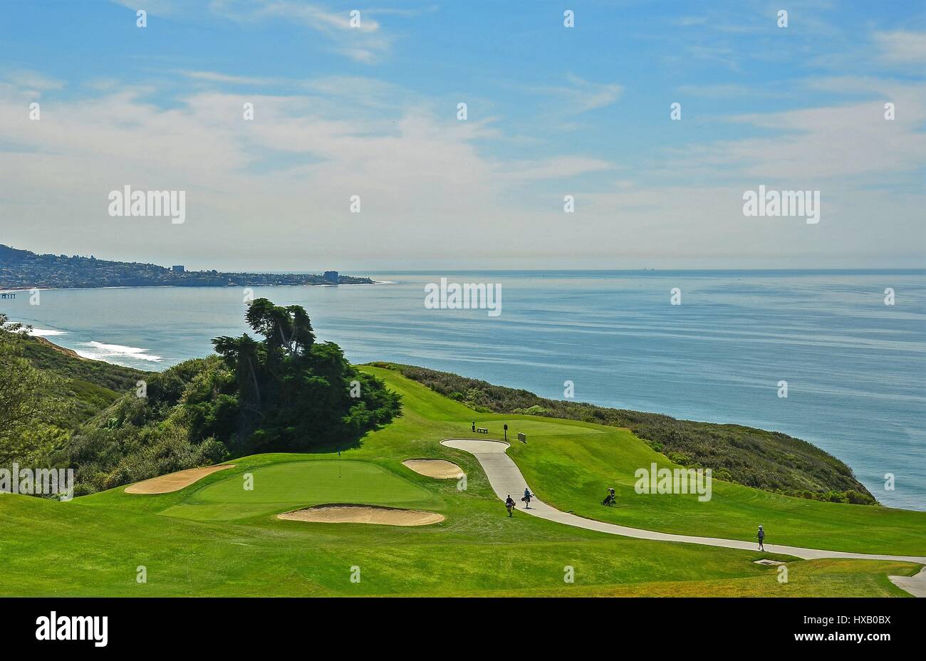 Golfplatz mit Meer im Hintergrund Stockfoto