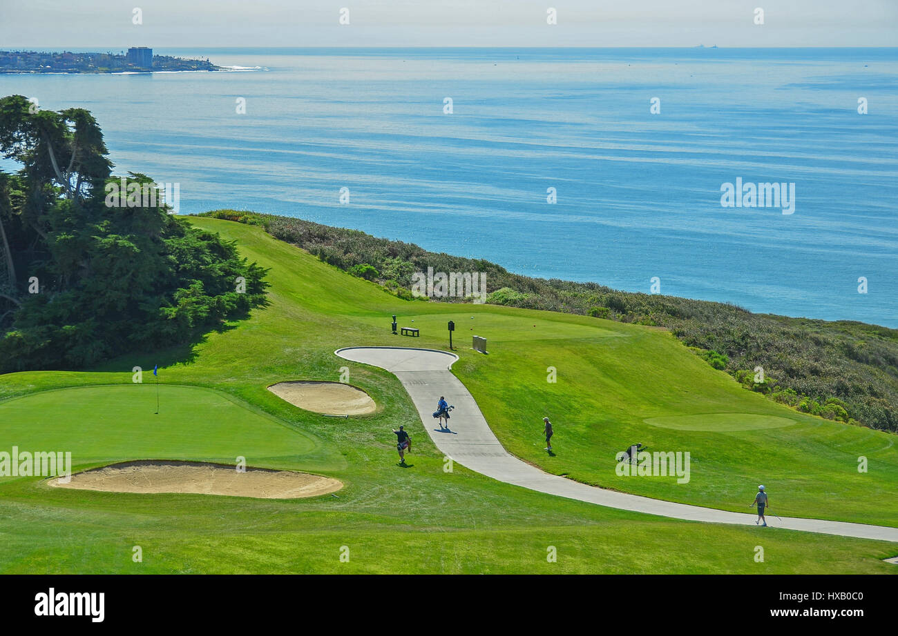 Golfplatz mit Meer im Hintergrund Stockfoto