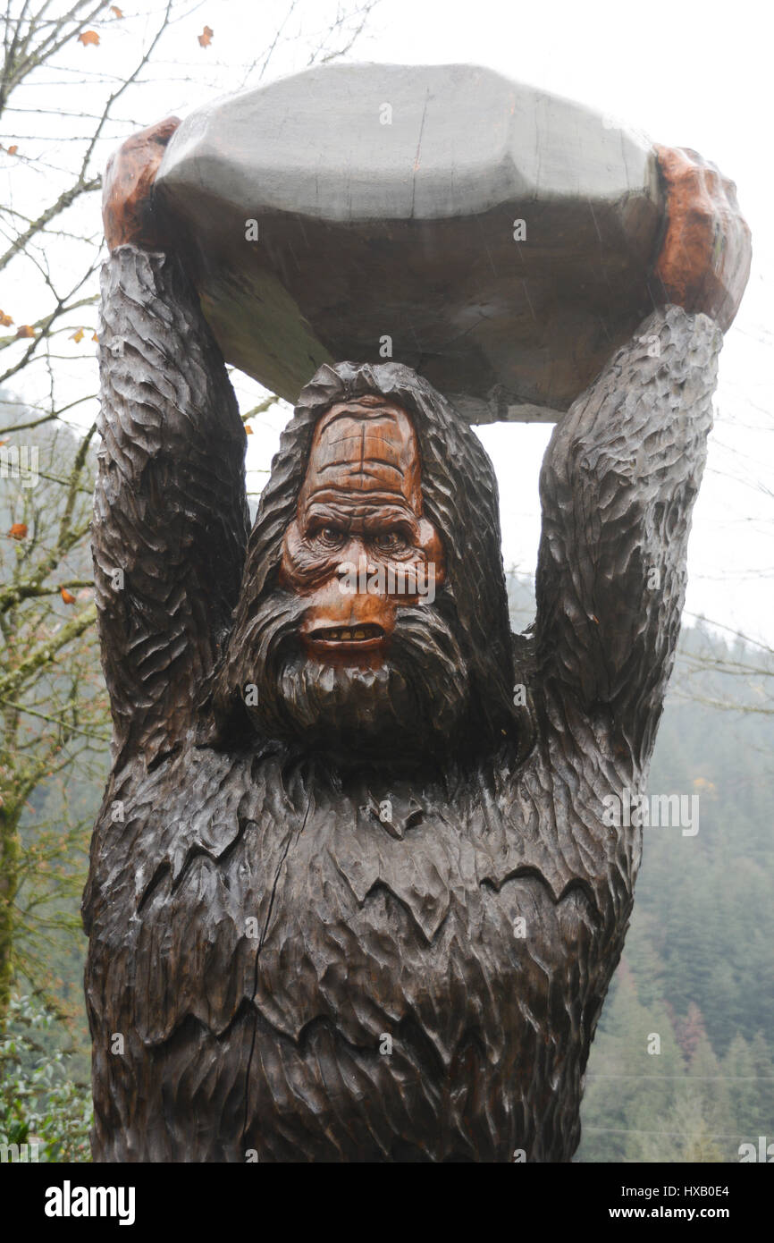 Eine Statue von einem Bigfoot oder Sasquatch werfen einen Felsblock in der Stadt von Harrison Hot Springs, Britisch-Kolumbien, Kanada. Stockfoto