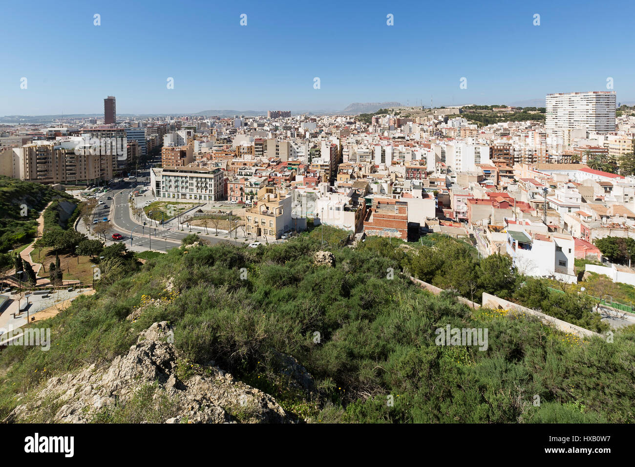 Ansicht von Alicante in Spanien, vom Berg des Castillo de Santa Barbara. Horizontalen Schuss. Aufnahmedatum auf 15. März 2017. Stockfoto