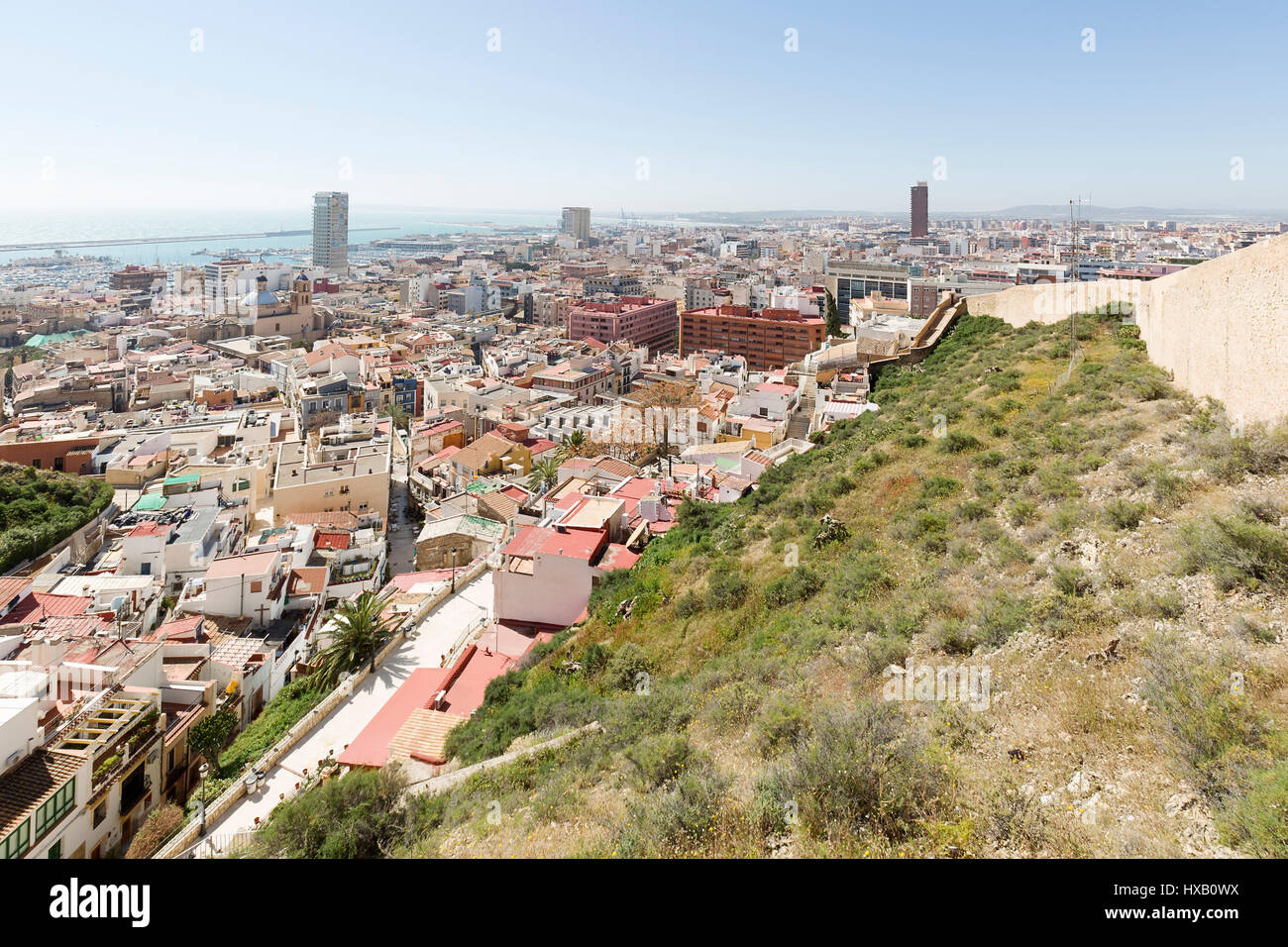 Ansicht von Alicante in Spanien, vom Berg des Castillo de Santa Barbara. Horizontalen Schuss. Aufnahmedatum auf 15. März 2017. Stockfoto