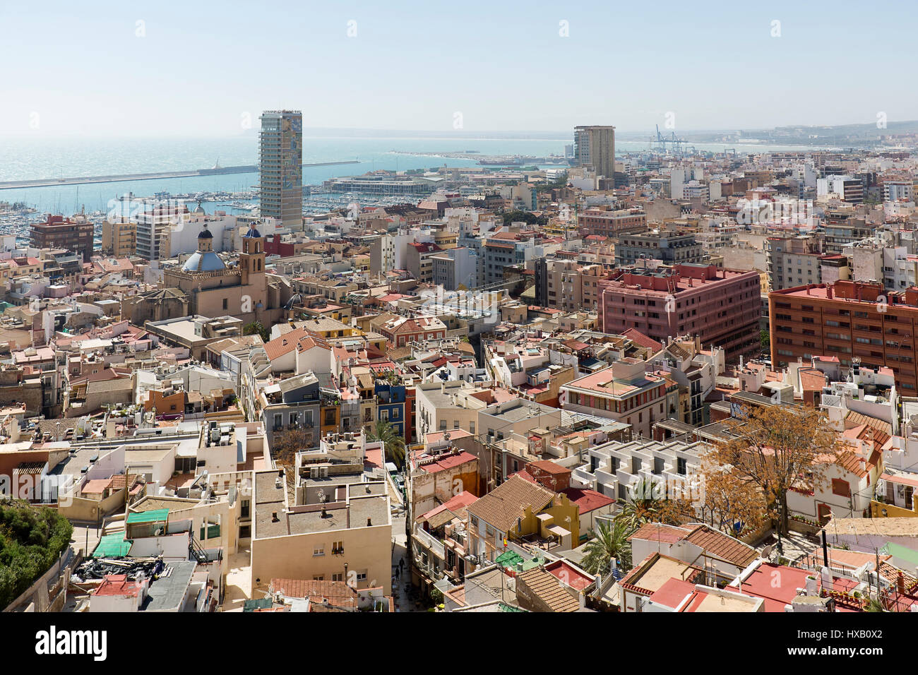 Ansicht von Alicante in Spanien, vom Berg des Castillo de Santa Barbara. Horizontalen Schuss. Aufnahmedatum auf 15. März 2017. Stockfoto