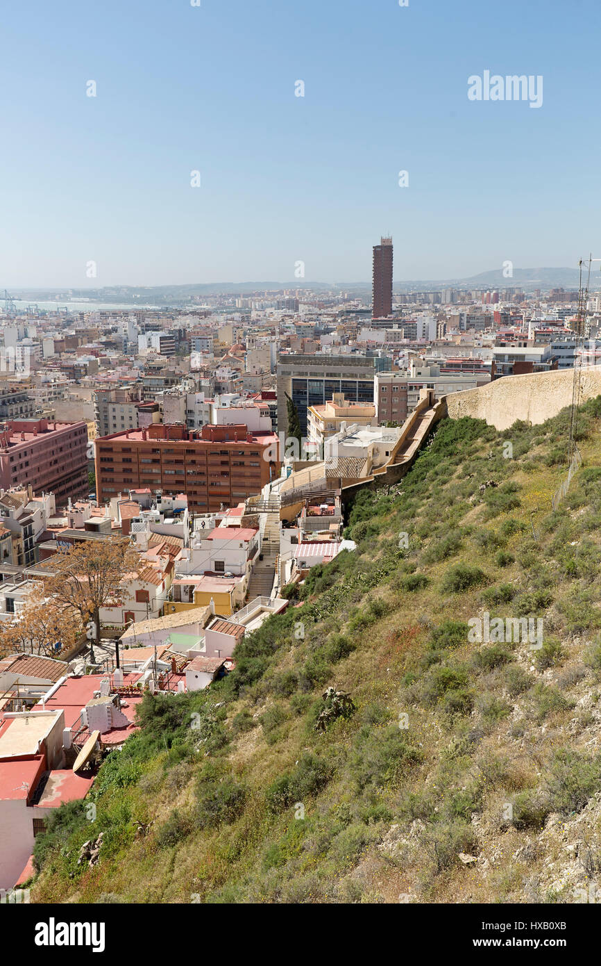 Ansicht von Alicante in Spanien, vom Berg des Castillo de Santa Barbara. Horizontalen Schuss. Aufnahmedatum auf 15. März 2017. Stockfoto