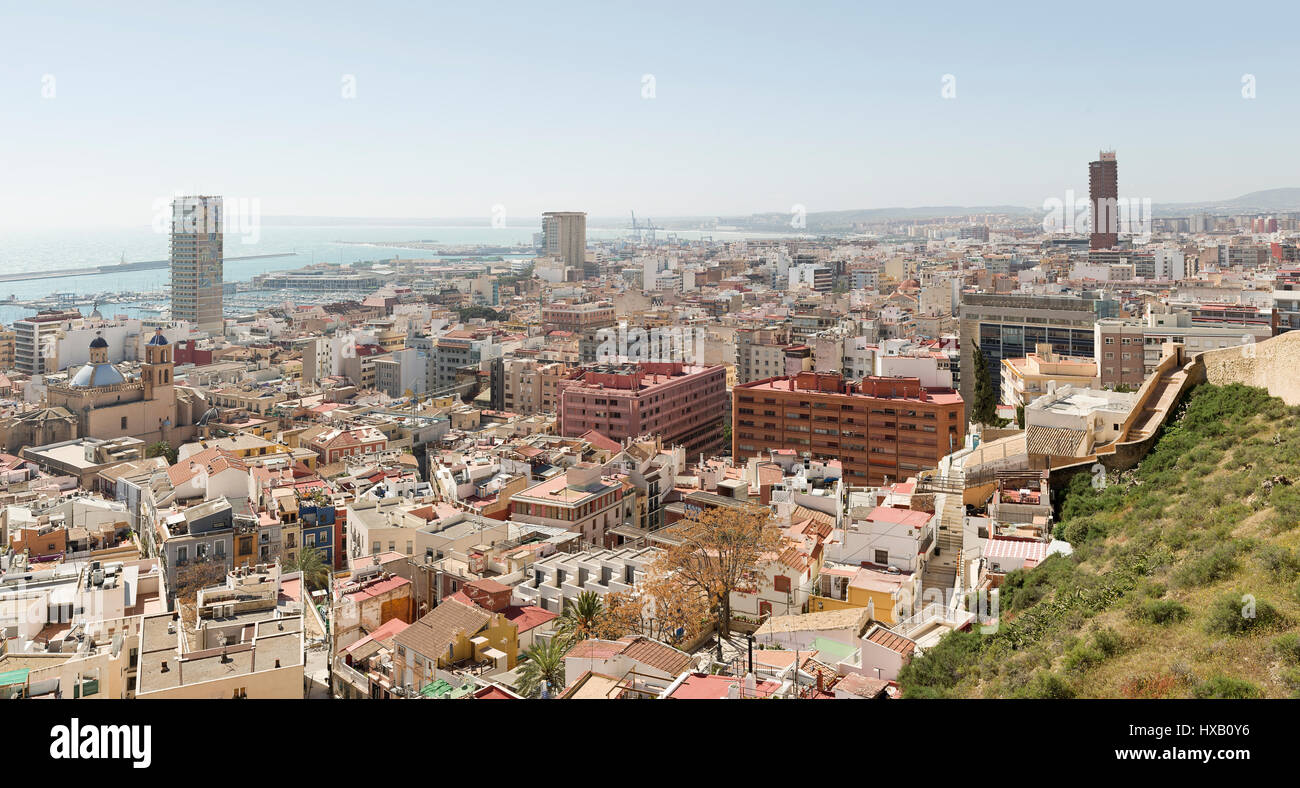 Ansicht von Alicante in Spanien, vom Berg des Castillo de Santa Barbara. Horizontalen Schuss. Aufnahmedatum auf 15. März 2017. Stockfoto