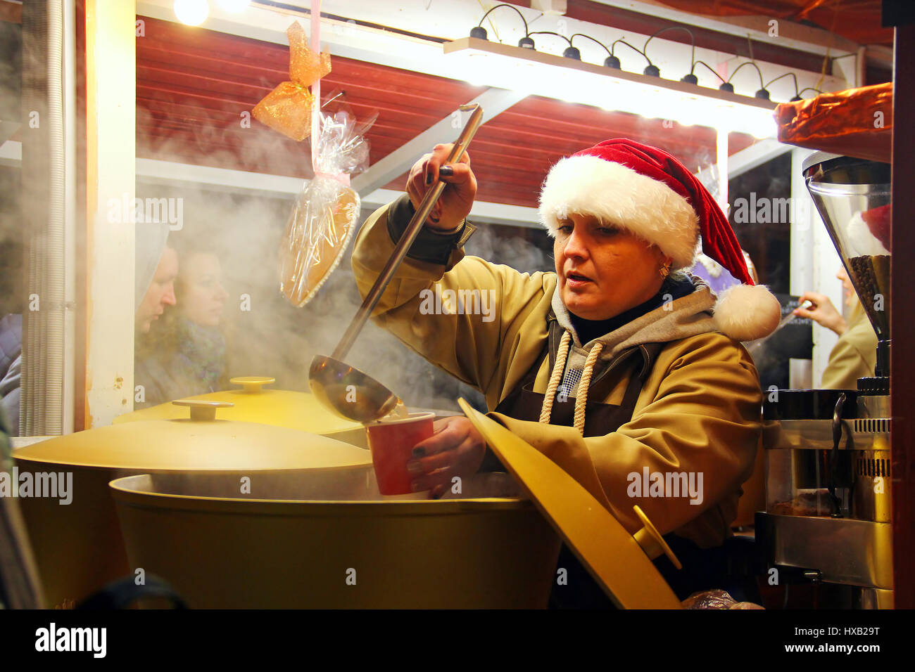 Kiew, UKRAINE - 20. Dezember 2015: Frau verkaufen Glühwein Wein am traditionellen Weihnachtsmarkt auf Sophia Platz in Kiew Stockfoto