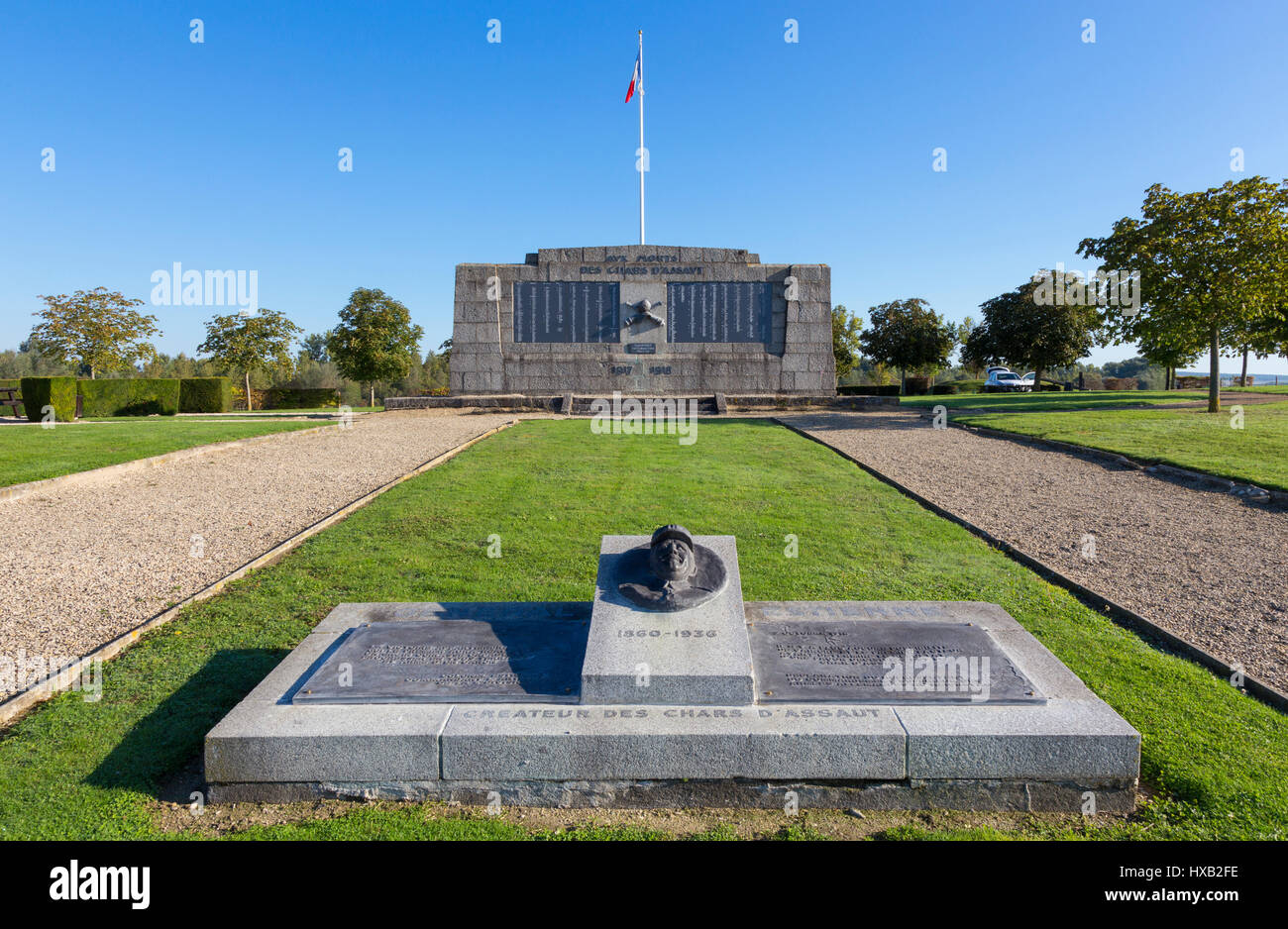 Das Denkmal des Chars Assaut (französische Nationaldenkmal Tank) und das allgemeine Estienne-Denkmal auf dem Chemin des Dames, Berry-au-Bac, Aisne, Frankreich Stockfoto