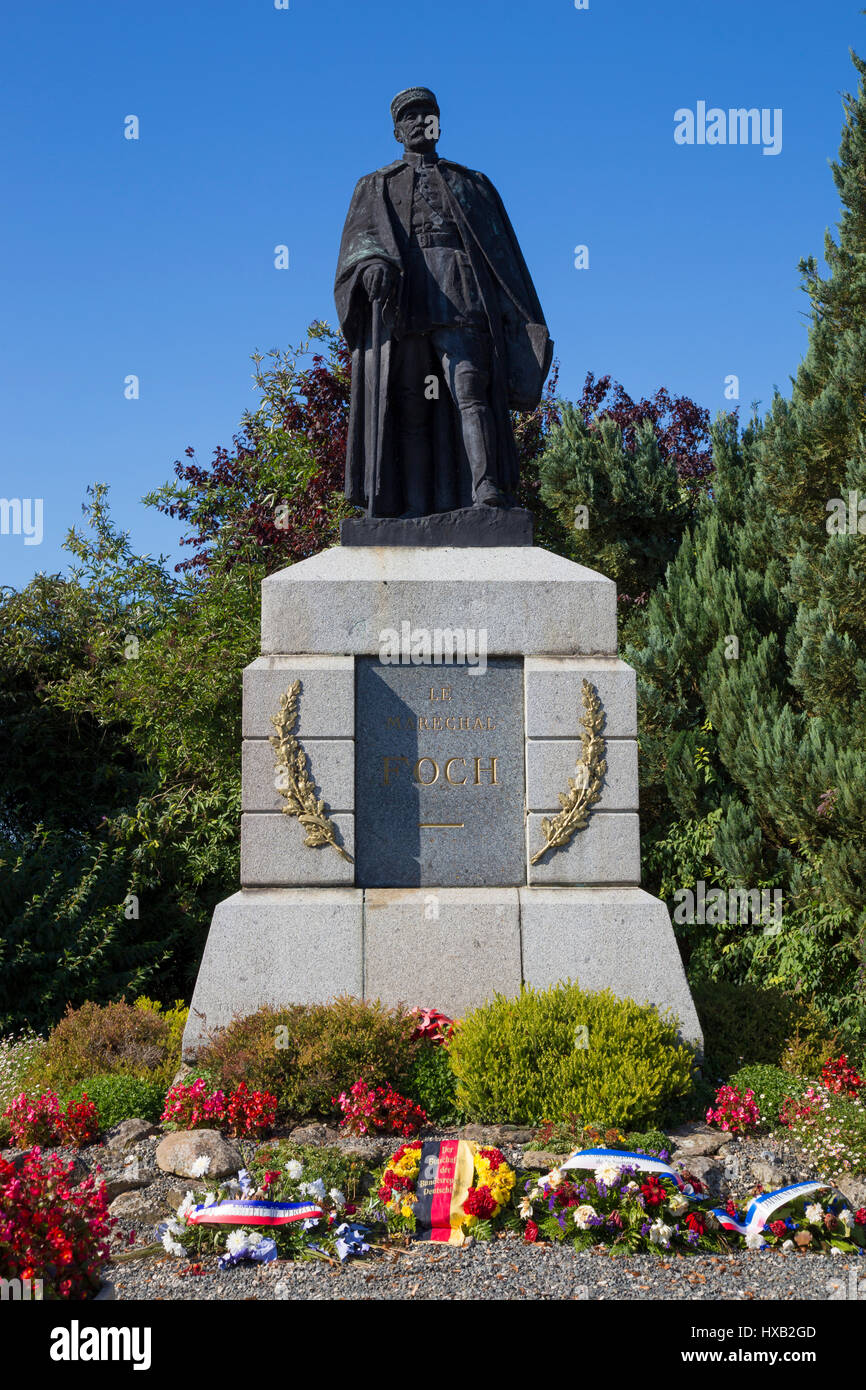 Monument de Maréchal Ferdinand Foch neben D1017 in Bouchavesnes-Bergen, Frankreich Stockfoto