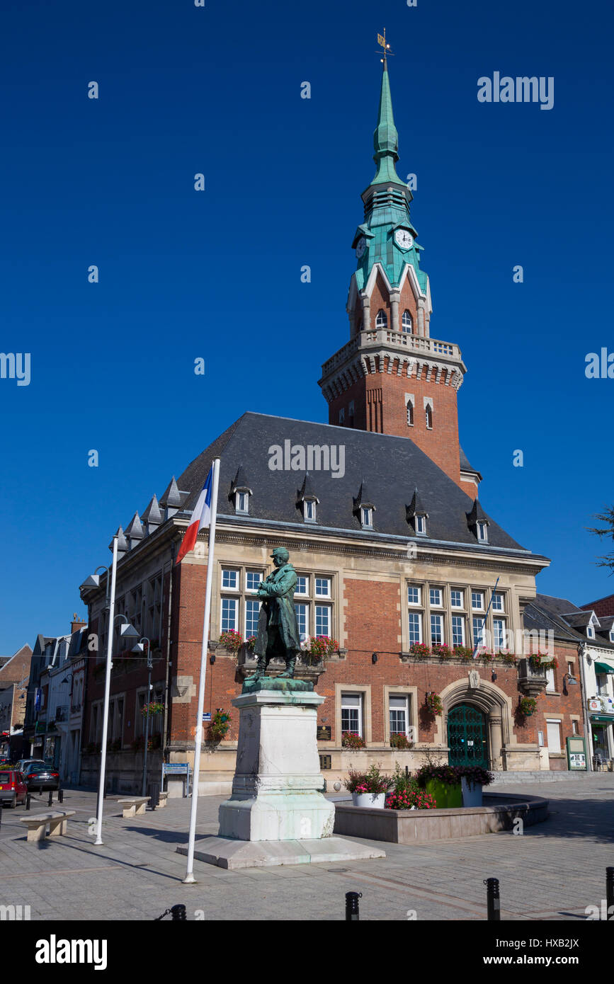 Das Rathaus und Statue von Louis Faidherbe in Bapaume, Frankreich Stockfoto