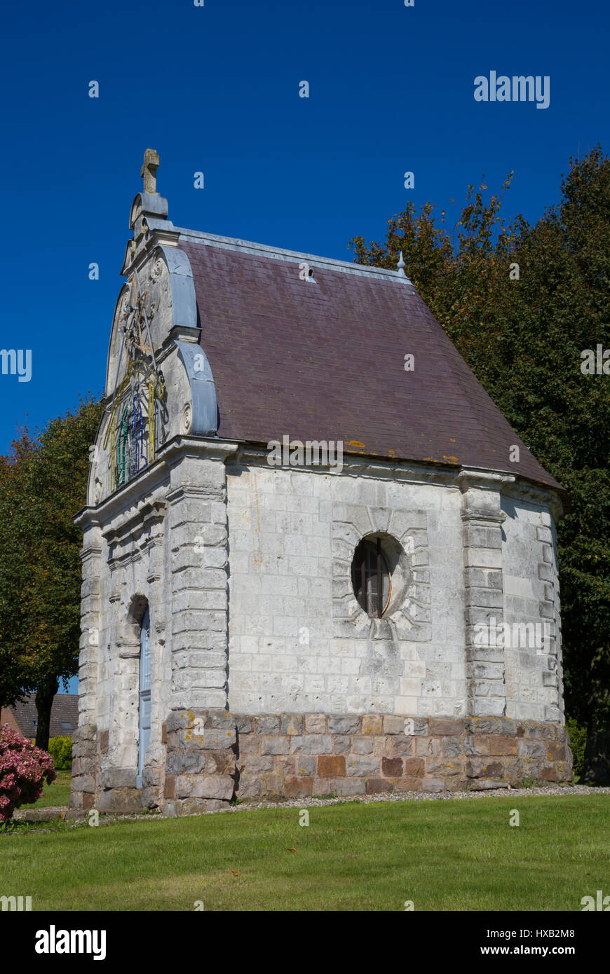 Kapelle Hannedouche in der Nähe der Kreuzung der D57 und D75, Servins, Frankreich. Stockfoto