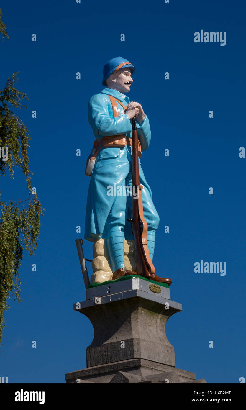 Beli Kriegerdenkmal auf dem Kreisverkehr an der Kreuzung der D57 und D75, Servins, Frankreich Stockfoto