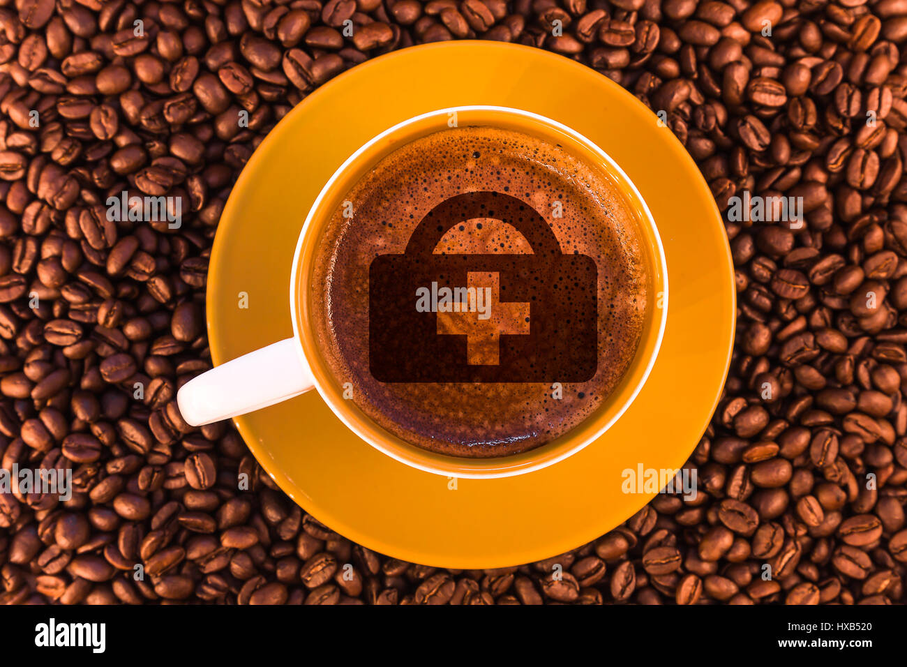 Erste-Hilfe-Symbol auf frischen Espresso mit einer schönen Crema und verstreute mediumly gerösteten Kaffeebohnen Stockfoto