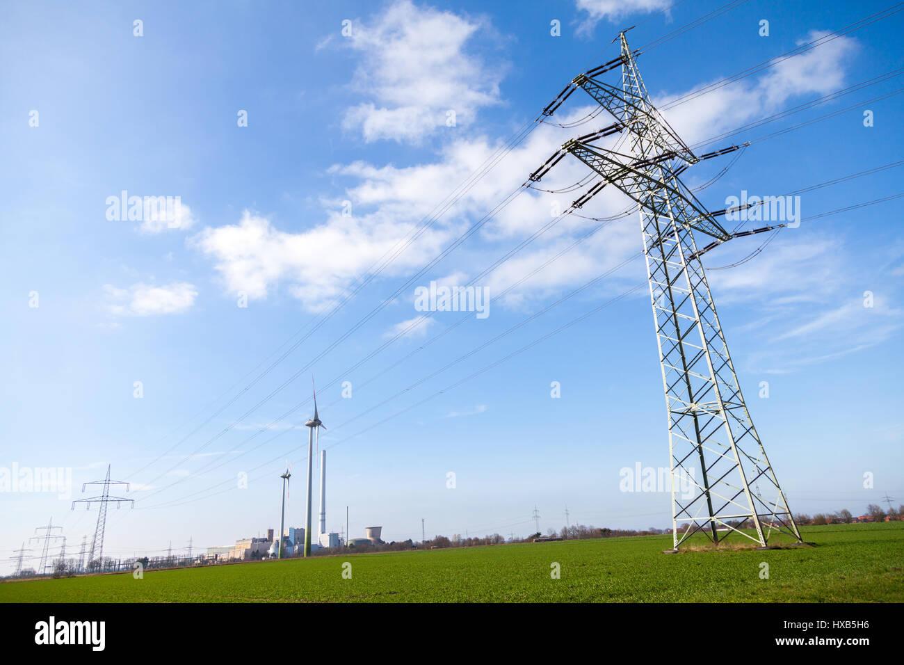 Strom-Sendemast auf einem Krafthaus Stockfoto