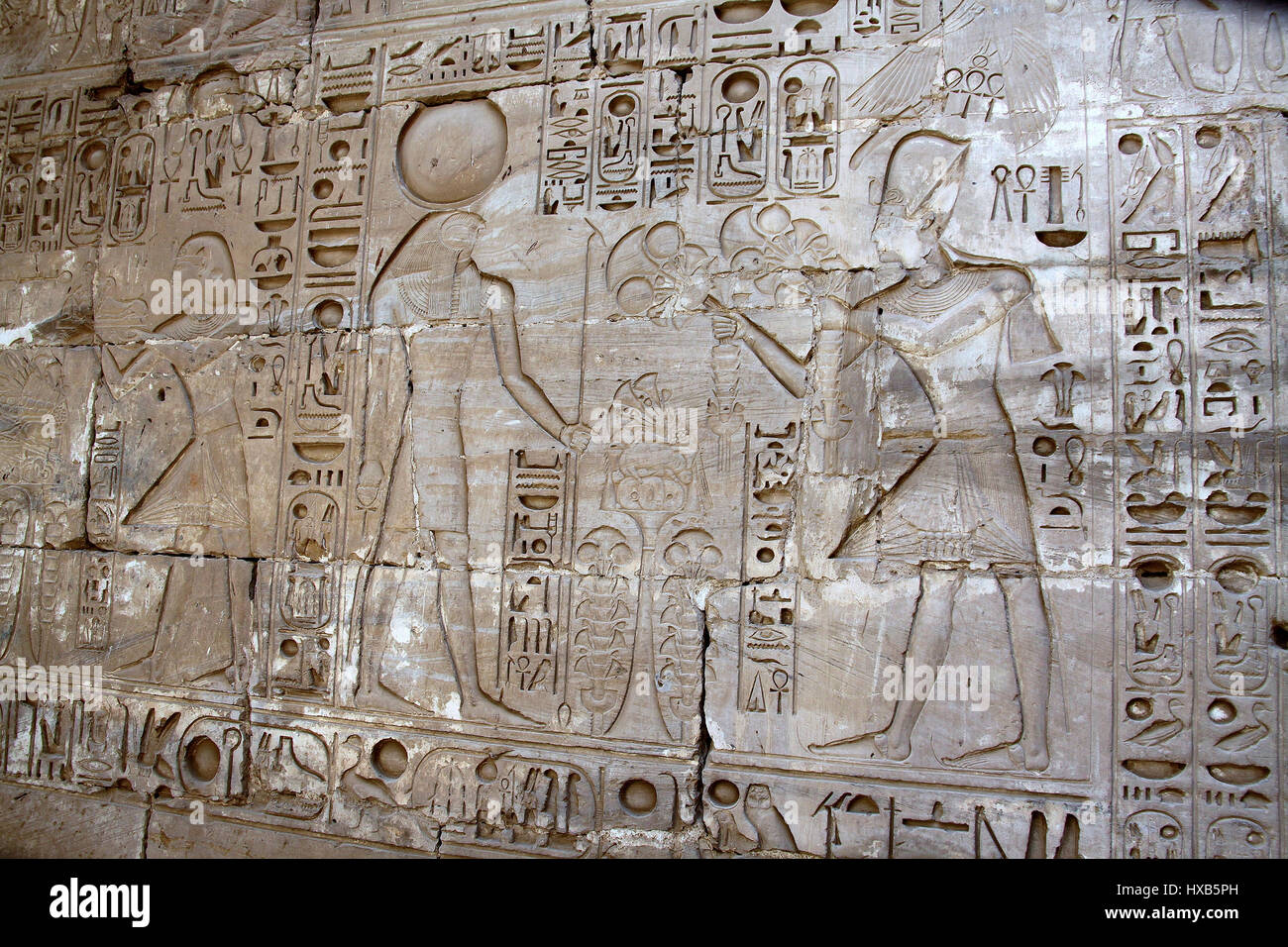 Ramses lV bietet, dass die ersten Früchte, ein Falke Khonsu am Karnak-Tempel geleitet Stockfoto
