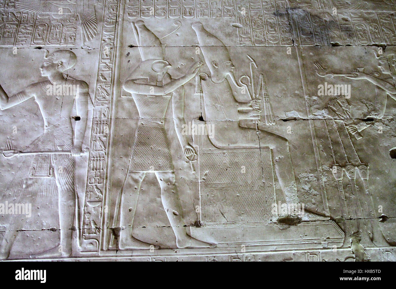 Pharao Seti l hält ein Räuchergefäß, Osiris in Abydos Tempel Stockfoto