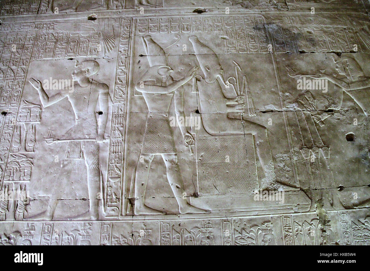 Pharao Seti l hält ein Räuchergefäß, Osiris in Abydos Tempel Stockfoto