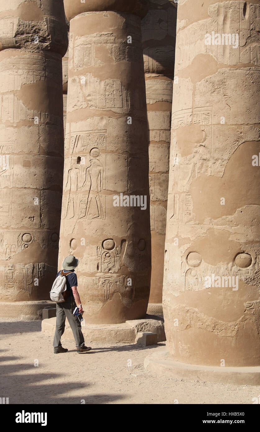 Tourist in Luxor Tempel halten einen Lonely Planet Reiseführer Stockfoto