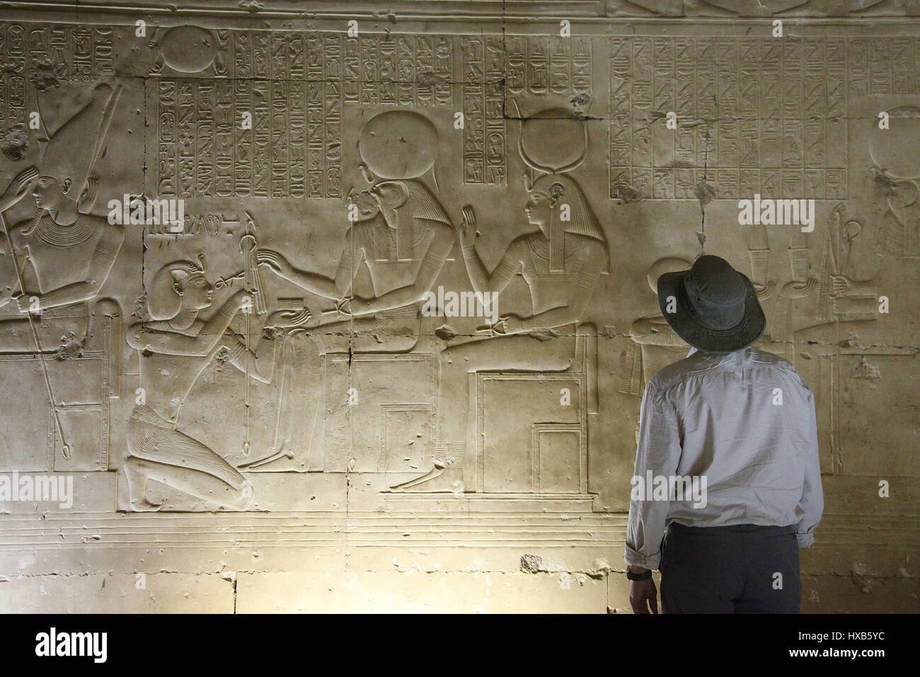 Reisende in die Gedenkstätte Tempel von Sethos l bei Abydos Stockfoto