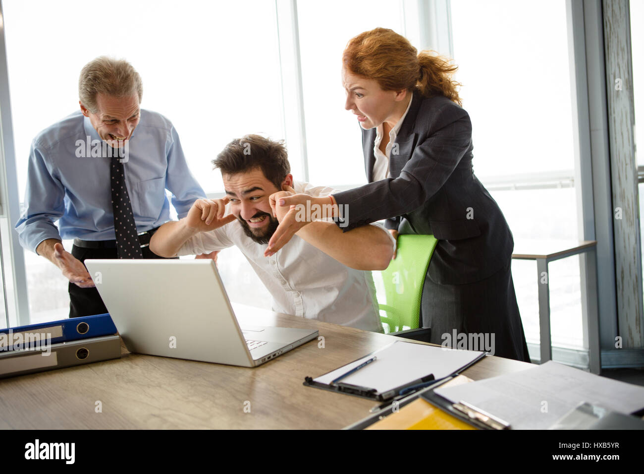 Wütend Chef schreien an Arbeitnehmer Stockfoto