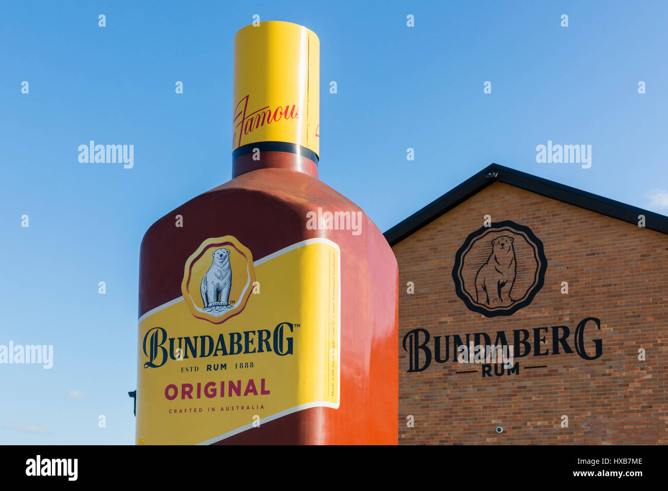 Eine riesige Version von Australiens ikonische Bundy Rum Flasche vor die Bundaberg Rum Destillerie Besucherzentrum.  Bundaberg, Queensland, Australien Stockfoto