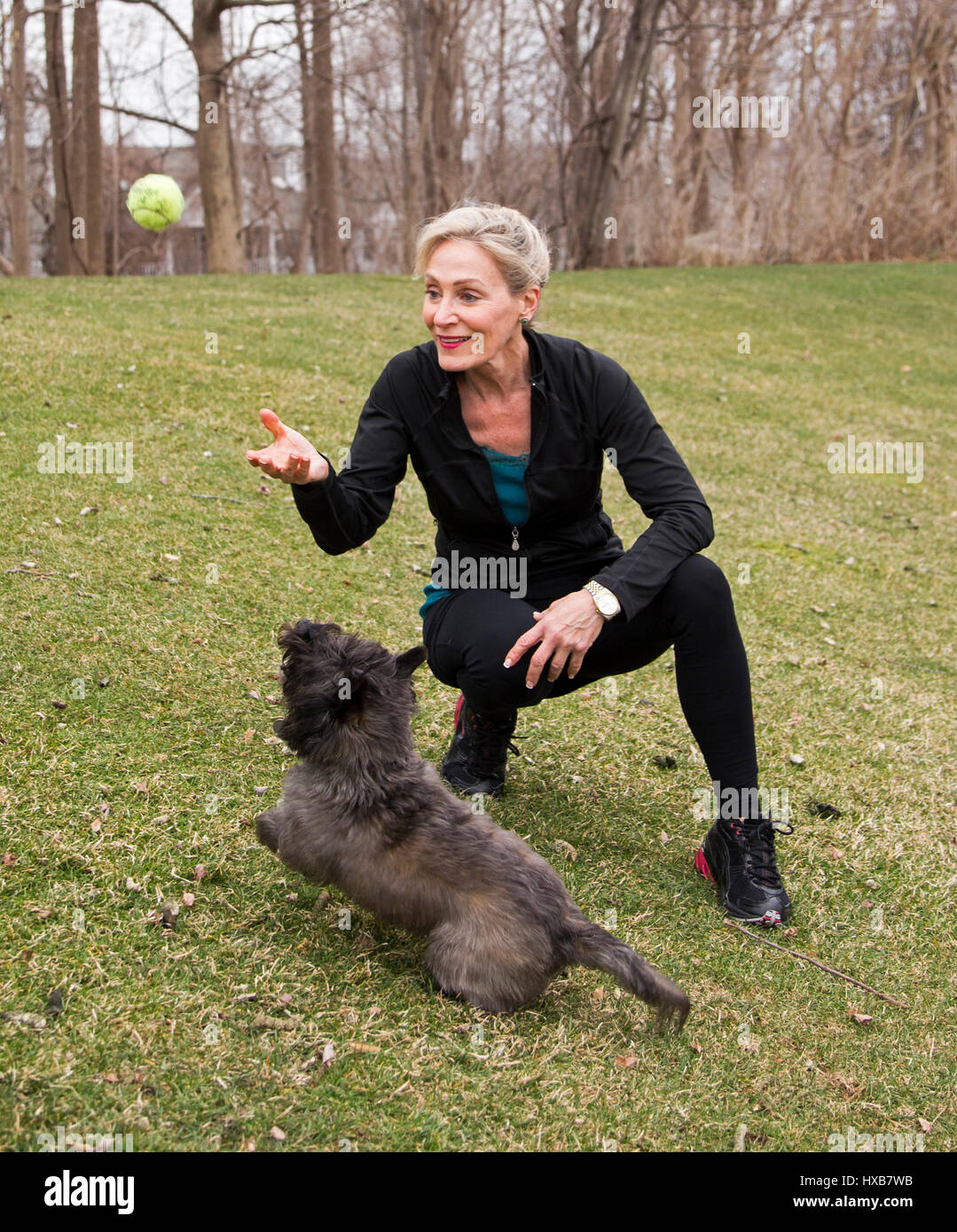 Fit Woman fangen mit ihrem Hund spielen Stockfoto